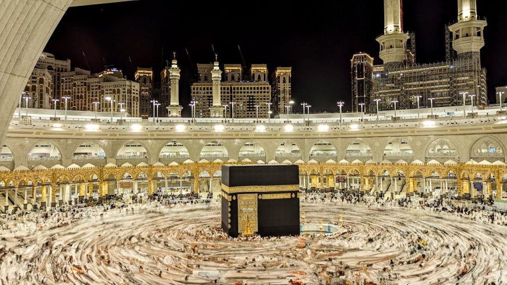 al-kaba-mosque-in-mecca-26436662 Vibrant night view of the Kaaba in Mecca, capturing Islamic architecture and worshippers.