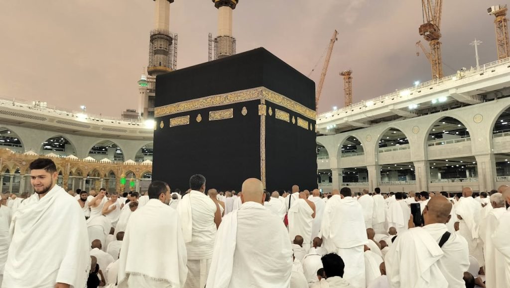Pilgrims dressed in white gather around the Kaaba in Meccas Grand Mosque, Saudi Arabia.