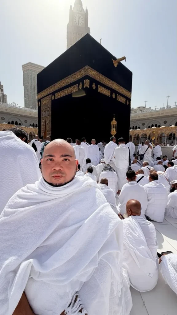 Ustaz Aarif with back facing the Kaabah in Mecca doing Umrah