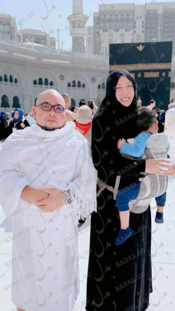 Aarif and Nasibah facing Kaabah